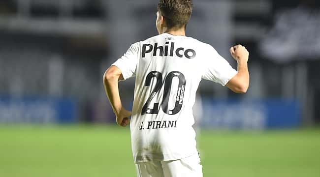Santos vence Athletico-PR e sobe na tabela do Campeonato Brasileiro