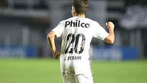 Santos vence Athletico-PR e sobe na tabela do Campeonato Brasileiro