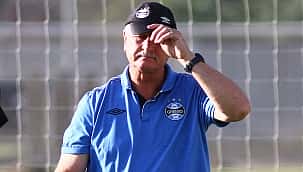 Sob forte protesto da torcida, Grêmio viaja para encarar o Vitória pela Copa do Brasil