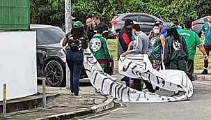 Torcida do Flu ironiza Egídio em protesto: Como faz filho se não sabe cruzar? 