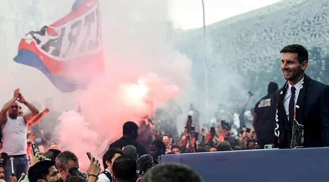 A festa da torcida do PSG na apresentação de Lionel Messi
