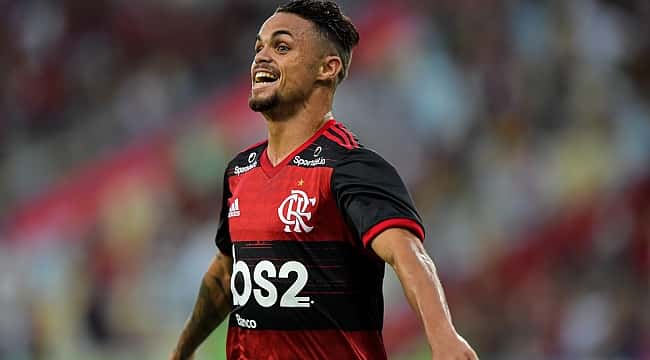 Com um a menos, Flamengo goleia Grêmio e encaminha vaga para semifinal da Copa do Brasil