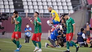 Jardine afirma que Daniel Alves dá "aula de futebol" 