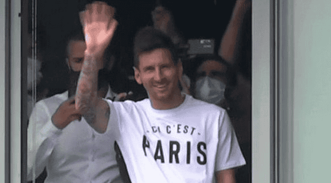 Lionel Messi desembarca em Paris e assina contrato com o PSG