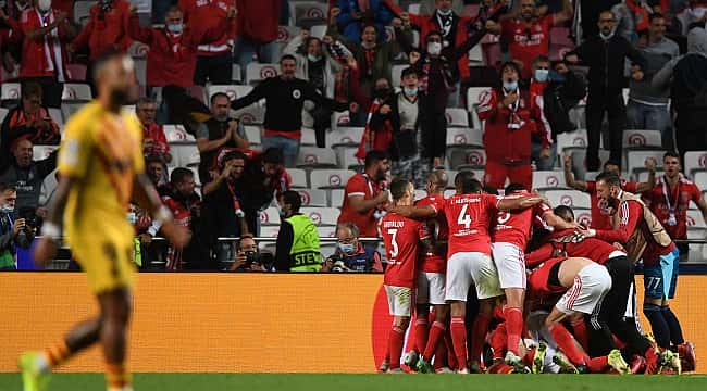 Benfica, do técnico Jorge Jesus, atropela o Barcelona na 2ª rodada da Champions League 