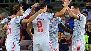 Lewandowski brilha, e Bayern atropela o Barça