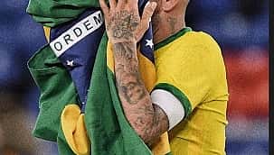Dani Alves recebe muitas críticas nas redes sociais após apoio ao presidente Jair Bolsonaro 