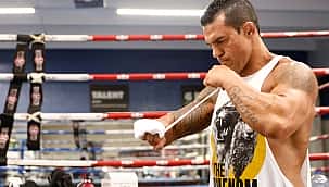 De La Hoya pega Covid-19 e é substituído por Holyfield em duelo contra Belfort