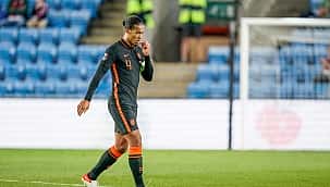 Eliminatórias para a Copa: Torcedor pede para tirar selfie com Van Dijk, e leva empurrão; assista!