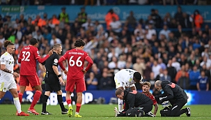 Jovem do Liverpool quebra o tornozelo após entrada criminosa de jogador do Leeds; assista!