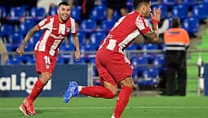 Luis Suárez brilha com dois gols e Atlético de Madrid vira líder do Campeonato Espanhol