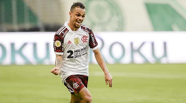 Mesmo muito desfalcado, Flamengo vence Palmeiras no Allianz com dois gols de Michael