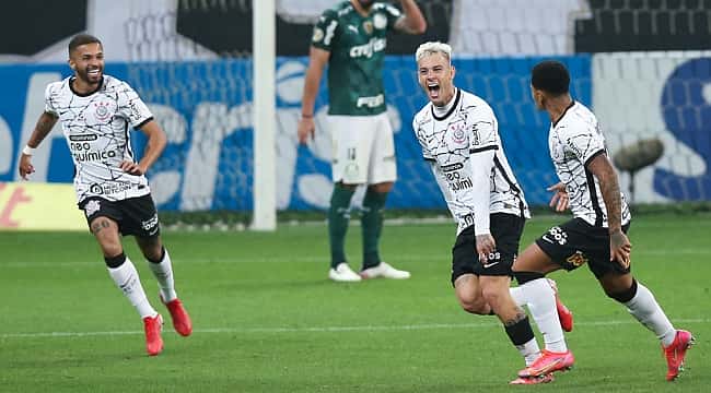 Róger Guedes brilha e Corinthians vence o Palmeiras no Brasileirão