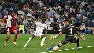 Vinicius Júnior dá show em vitória do Real Madrid, mas é criticado após comemoração polêmica