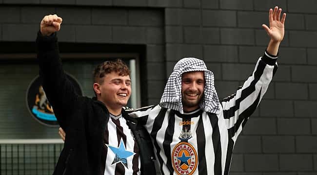 A festa da torcida do Newcastle após a venda do clube