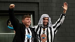 A festa da torcida do Newcastle após a venda do clube