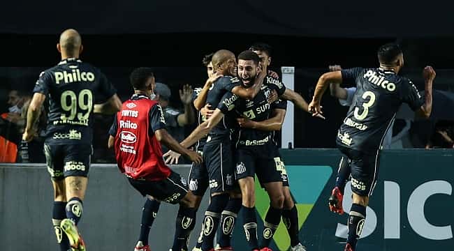 Com o VAR benzido, Santos vence Grêmio com gol nos acréscimos e sai da zona de rebaixamento