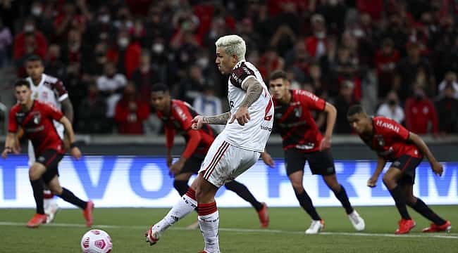 Copa do Brasil: Flamengo marca no fim e busca empate com o Athletico no 1º jogo da semifinal