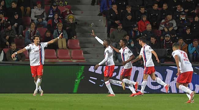Paquetá marca golaço, e Lyon vence Sparta Praga de virada em jogão da Europa League