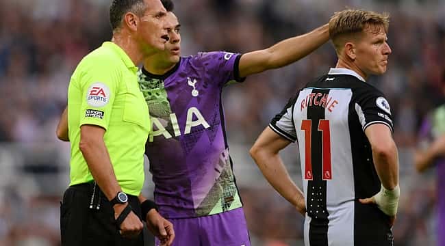 Lateral do Tottenham e médicos salvam torcedor que teve mal súbito durante jogo contra Newcastle