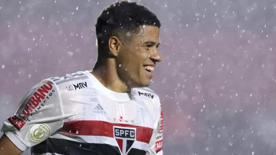 São Paulo vence o Internacional e volta a sonhar com vaga na Libertadores