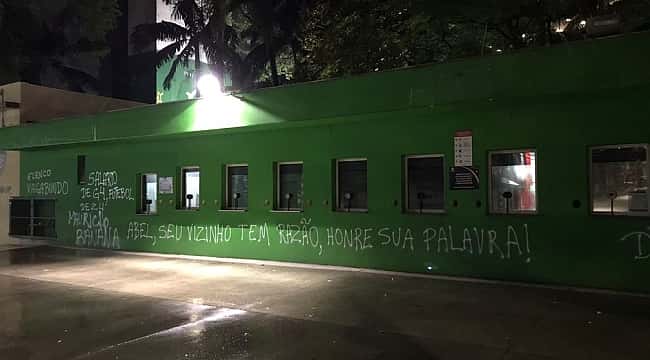 Torcida do Palmeiras picha os muros do Allianz Parque