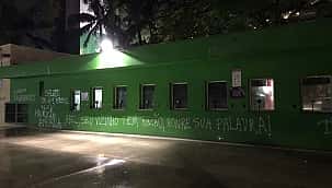 Torcida do Palmeiras picha os muros do Allianz Parque
