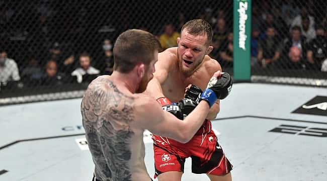 UFC 267: Petr Yan bate Sandhagen e conquista o cinturão interino dos galos