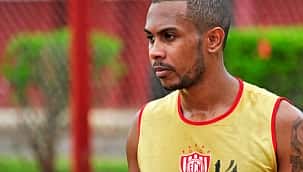 VÍDEO: Jogador chuta a cabeça de juiz em jogo da 2ª divisão do Campeonato Gaúcho