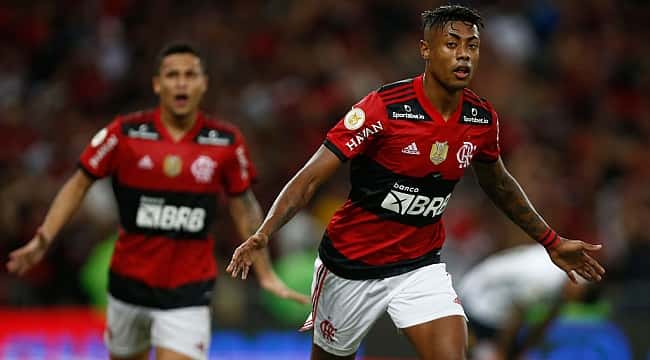 Bruno Henrique marca no fim e Flamengo vence o Corinthians no Maracanã
