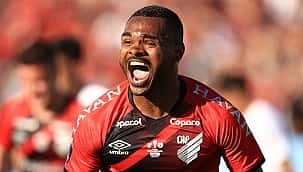 Com golaço de Nikão, Athletico-PR bate o Bragantino e vence a Copa Sul-Americana