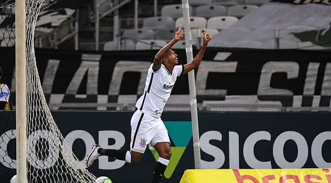 Corinthians vence clássico contra o Santos e entra no G4 do Brasileirão; veja os gols de Jô e Gabriel