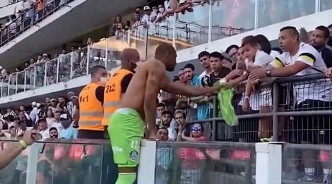 Criança hostilizada por pegar camisa de Jailson é convidada para assistir ao jogo do Santos 
