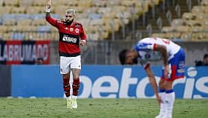 Em jogo com arbitragem polêmica, Gabigol faz história e Flamengo vence o Bahia pelo Brasileirão