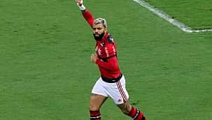 Flamengo vence o Ceará e adia o título do Atlético-MG no Brasileirão