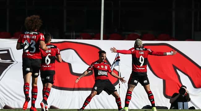 Michael brilha, vira artilheiro do Brasileirão e Flamengo goleia o São Paulo no Morumbi: 4 x 0! 