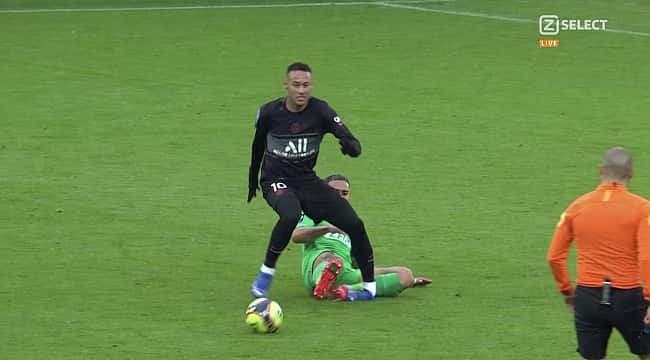 Neymar torce o tornozelo e sai de campo chorando no Campeonato Francês