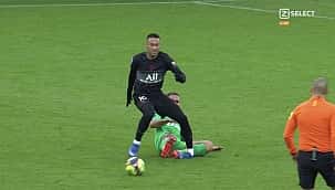 Neymar torce o tornozelo e sai de campo chorando no Campeonato Francês