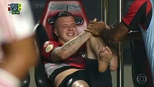 Kayzer desabafa após entrada dura de adversário: "Reinaldo quase quebrou a minha perna"