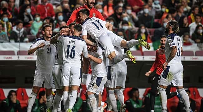 Sérvia vence com gol no fim, manda Portugal para repescagem e se classifica para a Copa