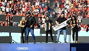 VÍDEO: Assista ao show dos Barões da Pisadinha na final da Copa Sul-Americana