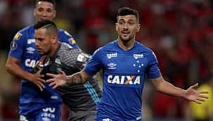 Os 15 clubes no mundo que mais lucraram nas janelas de transferências desde 2000