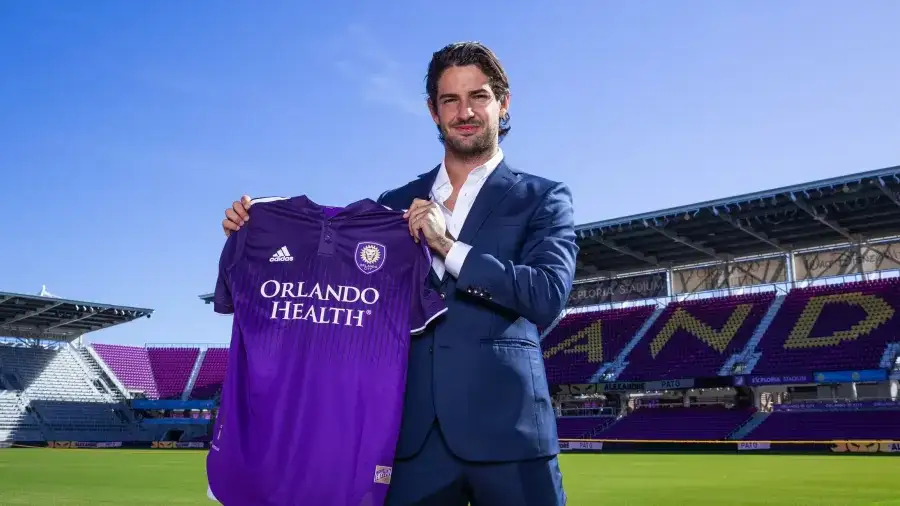 Pato é criticado após elogiar Djokovic por não tomar "picada experimental contra vírus chinês" 