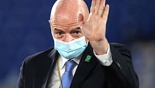 Infantino causa polêmica ao dizer que Copa a cada dois anos pode reduzir morte de refugiados  