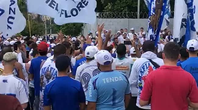 Torcida do Cruzeiro protesta, pressiona Ronaldo Fenômeno e ameaça Paulo André