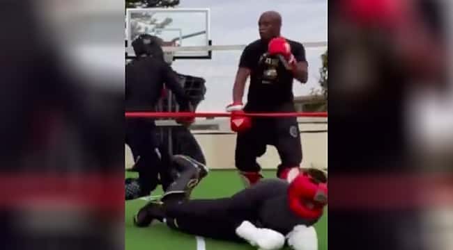 VÍDEO: Anderson Silva faz sparring contra seus dois filhos e dá show de habilidade