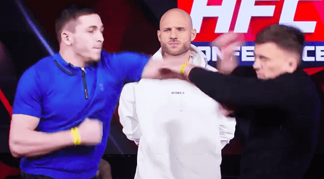 VÍDEO: Lutadores se agridem durante encarada em evento russo de MMA