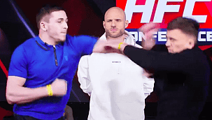 VÍDEO: Lutadores se agridem durante encarada em evento russo de MMA