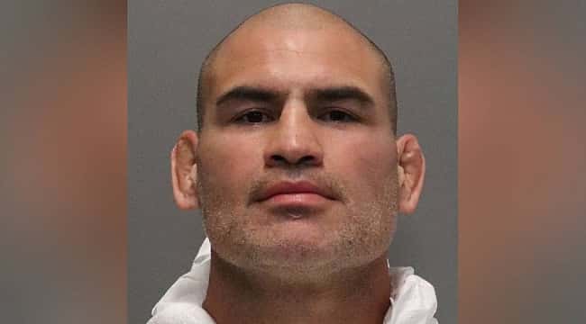 Ex-campeão do UFC, Cain Velásquez é preso por tentativa de homicídio