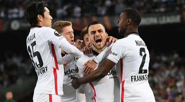 Borré marca golaço e Frankfurt elimina o Barcelona nas quartas da Europa League